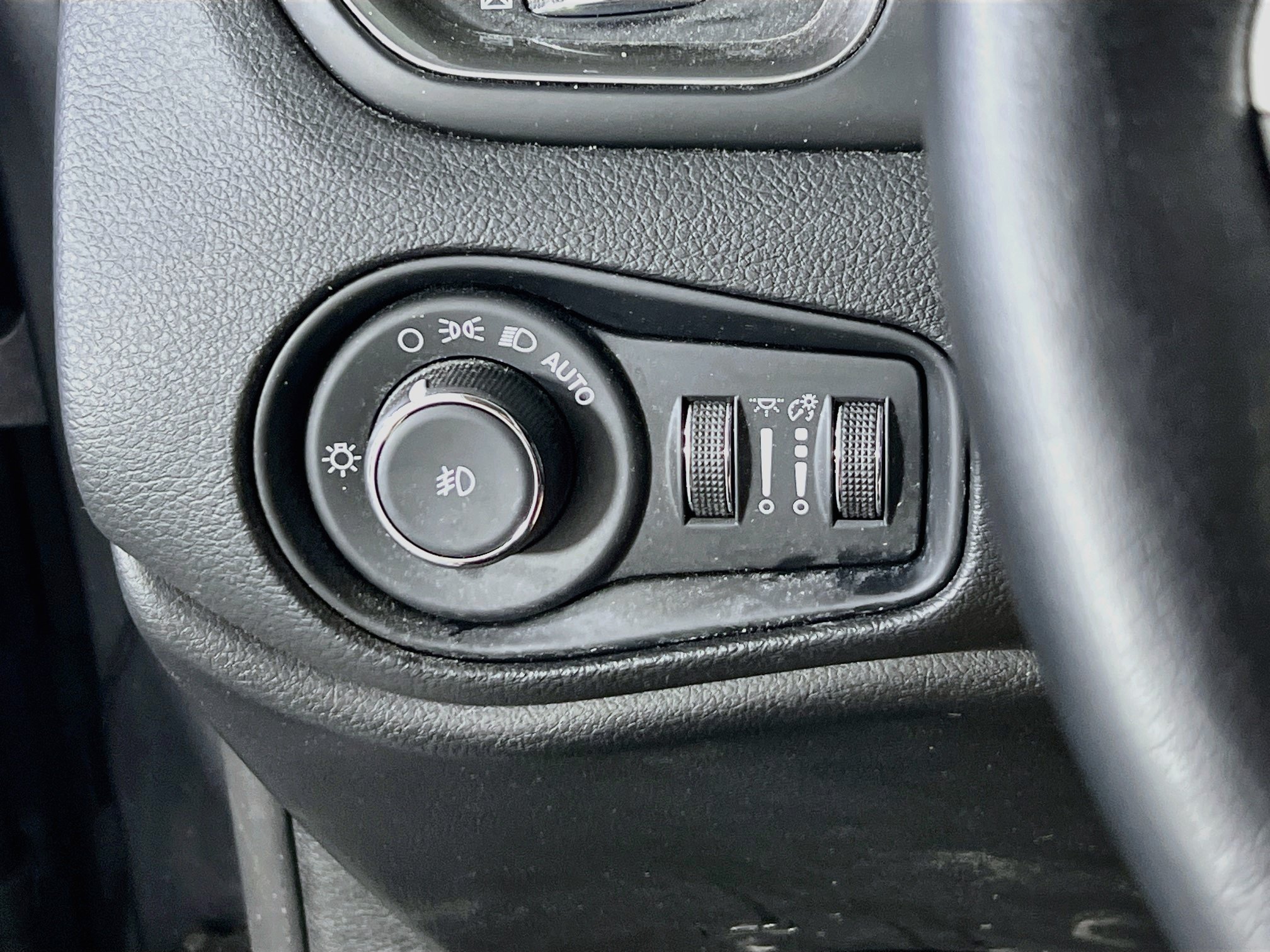 Used 2023 Jeep Renegade Latitude w/ Premium Group AWD/4WD image 10