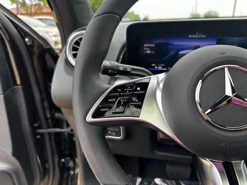 Used 2024 Mercedes-Benz EQB 300 4MATIC image 17