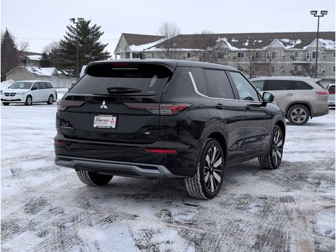 New 2026 Mitsubishi Outlander SE image 3