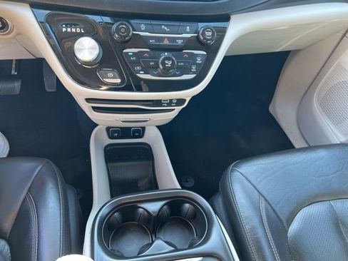 Used 2020 Chrysler Pacifica Touring-L image 13