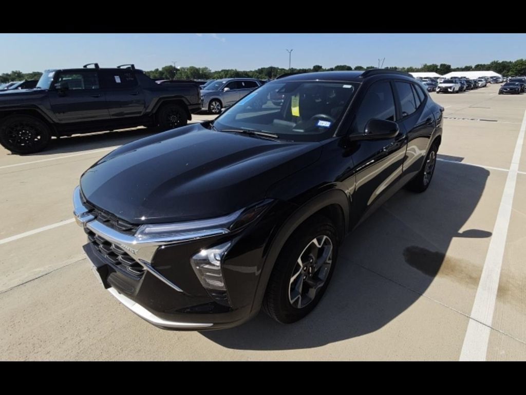 Used 2025 Chevrolet Trax LT w/ Driver Confidence Package FWD image 3