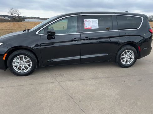 Used 2025 Chrysler Pacifica Select image 6