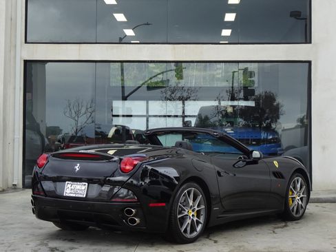 Used 2013 Ferrari California image 7