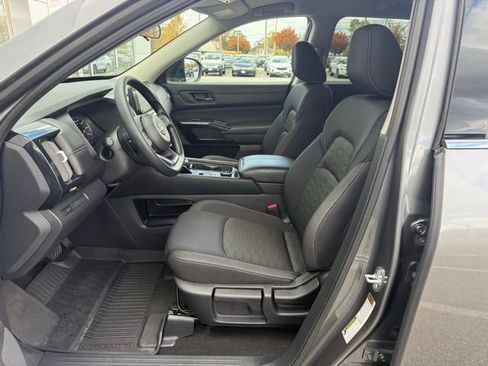 Used 2025 Nissan Pathfinder S image 19