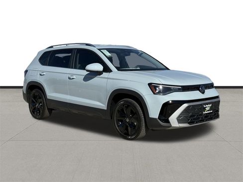 New 2026 Volkswagen Taos SE image 3