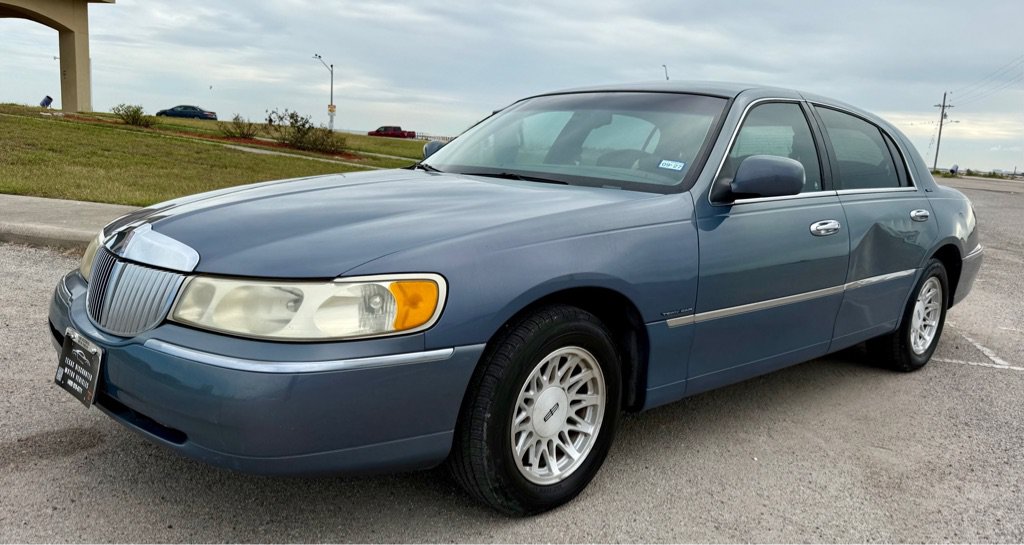 Used 1999 Lincoln Town Car Signature RWD image 1