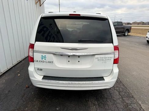 Used 2014 Chrysler Town & Country Touring w/ Driver Convenience Group image 7