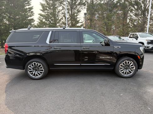 Used 2024 GMC Yukon XL Denali Ultimate AWD/4WD image 11