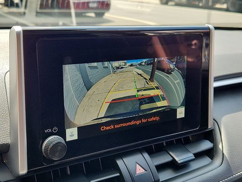 Used 2025 Toyota RAV4 XLE FWD image 18