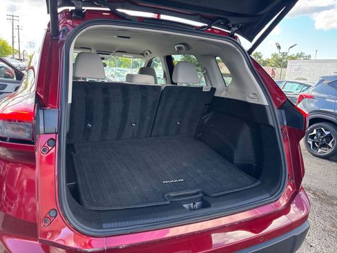 Used 2025 Nissan Rogue SV AWD/4WD image 33