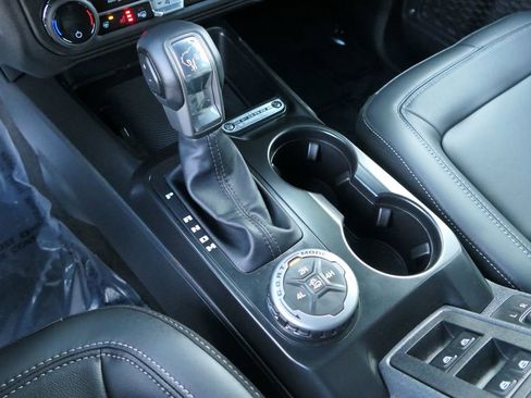 Used 2025 Ford Bronco Outer Banks image 24