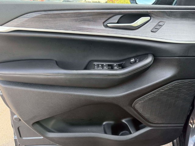 Used 2023 Jeep Grand Cherokee Limited AWD/4WD image 17