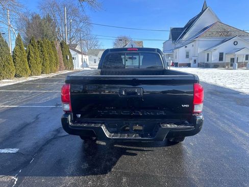 Used 2016 Toyota Tacoma TRD Sport image 7