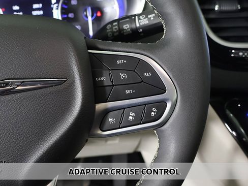 Used 2024 Chrysler Pacifica Touring-L image 3