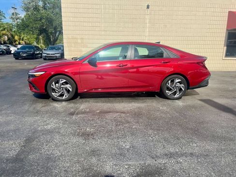 Used 2025 Hyundai Elantra Sport FWD image 2