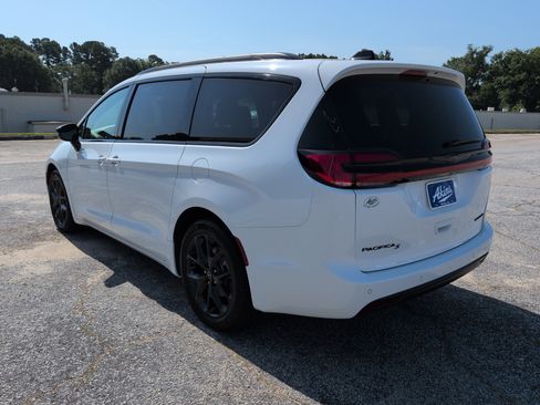 Used 2025 Chrysler Pacifica Limited FWD image 5