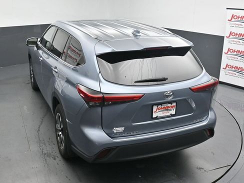 Used 2021 Toyota Highlander XLE AWD/4WD image 32
