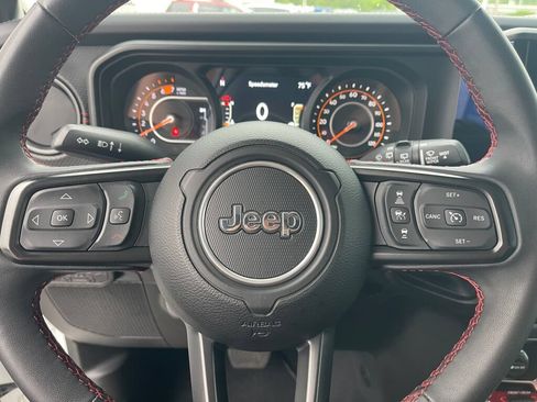 Used 2025 Jeep Wrangler Unlimited Rubicon AWD/4WD image 22