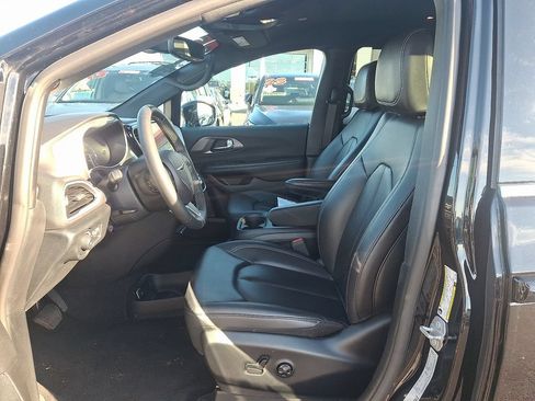 Used 2025 Chrysler Pacifica Select FWD image 17