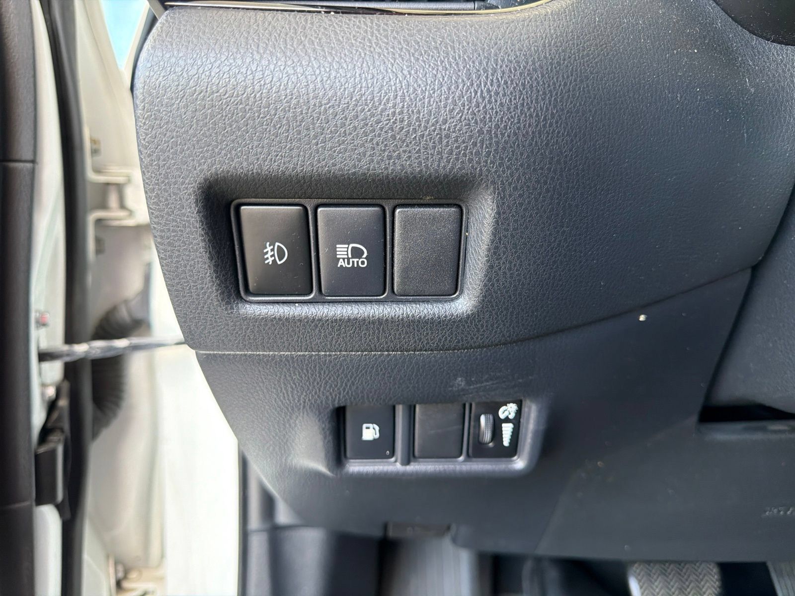 Used 2019 Toyota C-HR Limited FWD image 6