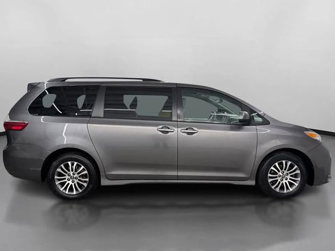 Used 2020 Toyota Sienna XLE FWD image 11