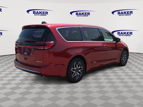 New 2027 Chrysler Pacifica Limited FWD image 3