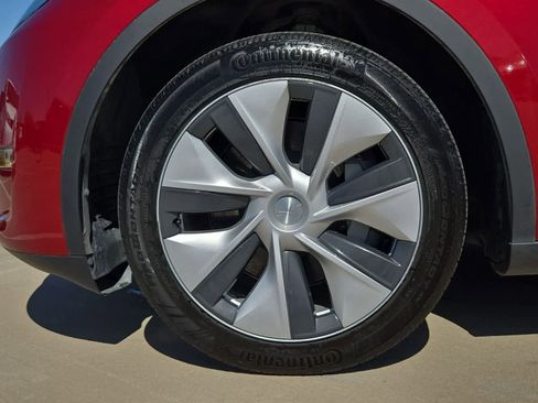 Used 2024 Tesla Model Y 2WD image 12