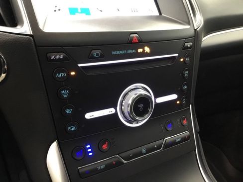 Used 2019 Ford Edge Titanium w/ Equipment Group 301A AWD/4WD image 17