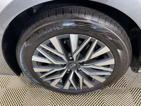 Used 2024 Nissan Altima 2.5 SV AWD/4WD image 5