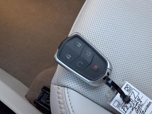 Used 2024 GMC Terrain Denali w/ Denali Premium Package AWD/4WD image 17