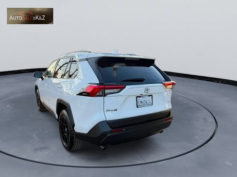 Used 2019 Toyota RAV4 LE FWD image 4