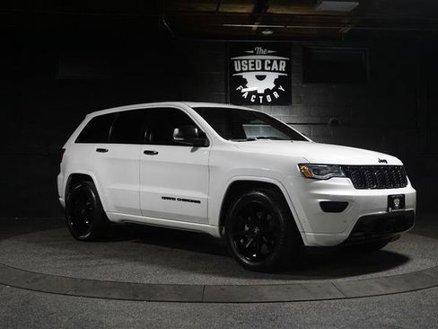 Used 2017 Jeep Grand Cherokee Overland w/ Jeep Active Safety Group image 8