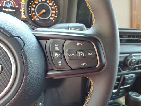 Used 2024 Jeep Gladiator Sport AWD/4WD image 15