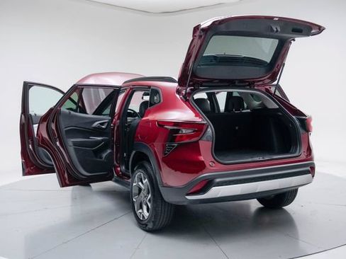 Used 2025 Chevrolet Trax LT FWD image 20