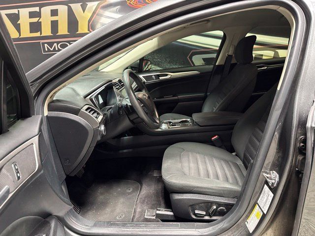 Used 2017 Ford Fusion SE w/ Fusion SE Technology Package FWD image 4