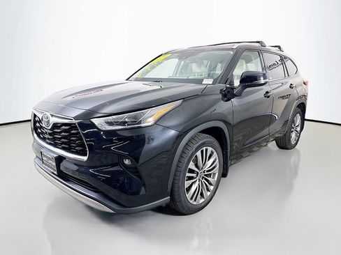 Used 2021 Toyota Highlander Platinum AWD/4WD image 3