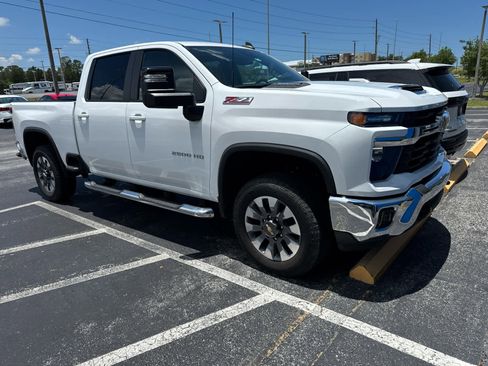 Used 2024 Chevrolet Silverado 2500 LT AWD/4WD image 3
