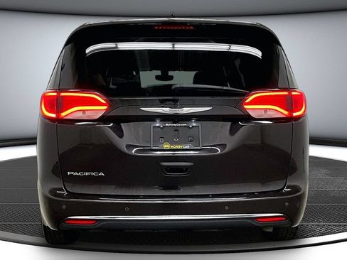 Used 2018 Chrysler Pacifica Touring-L FWD image 5