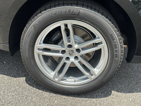 Certified 2025 Porsche Macan image 8