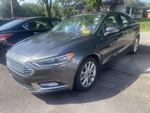 Used 2017 Ford Fusion SE FWD image 3