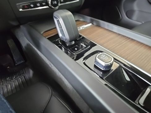 Certified 2023 Volvo XC60 B5 Plus w/ Protection Package Premier image 22