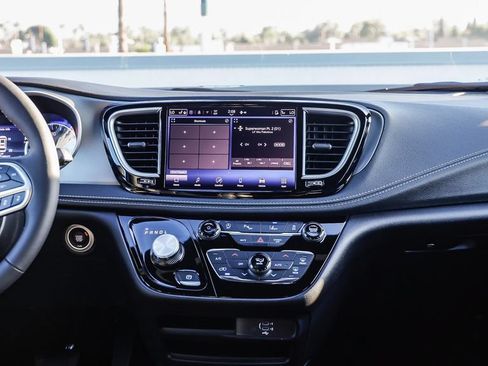 New 2027 Chrysler Pacifica Select FWD image 16