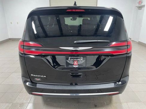 Used 2025 Chrysler Pacifica Select image 7
