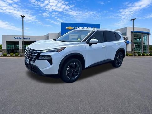 Used 2025 Nissan Rogue SV AWD/4WD image 3