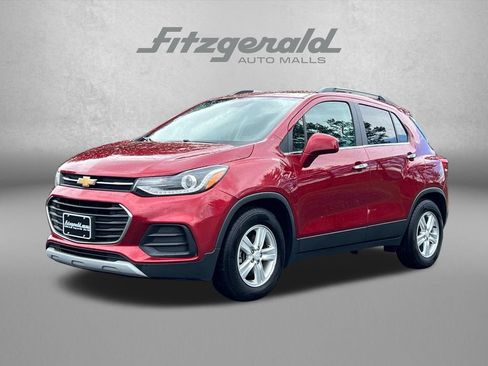 Used 2020 Chevrolet Trax LT w/ Driver Confidence Package FWD image 2