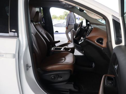 Used 2018 Chrysler Pacifica Limited w/ Advanced Safetytec Group FWD image 37