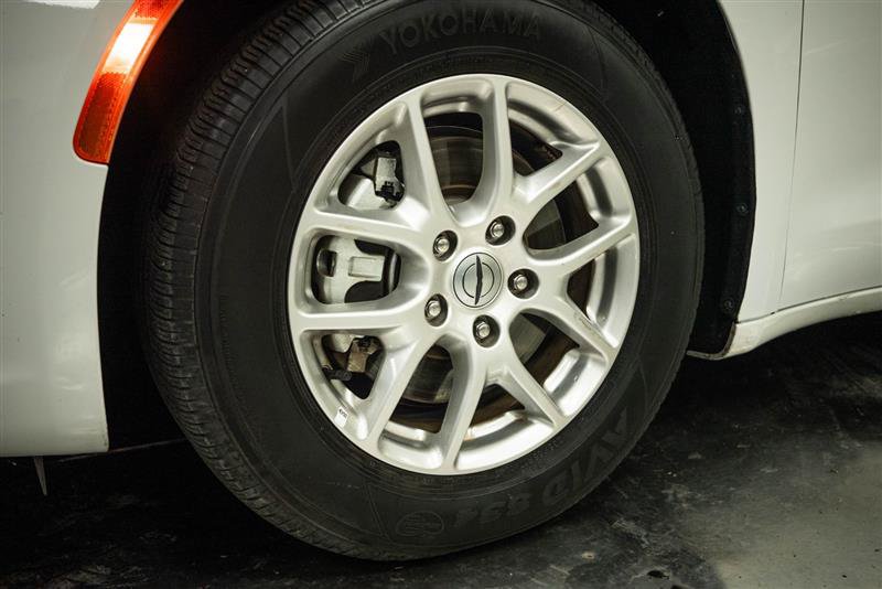 Used 2025 Chrysler Pacifica Select FWD image 3