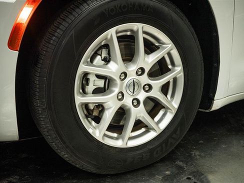 Used 2025 Chrysler Pacifica Select FWD image 3