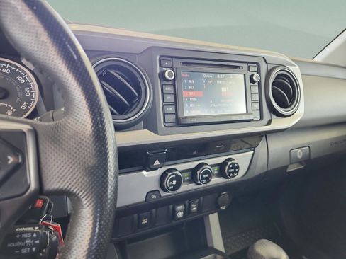 Used 2018 Toyota Tacoma SR5 RWD image 12