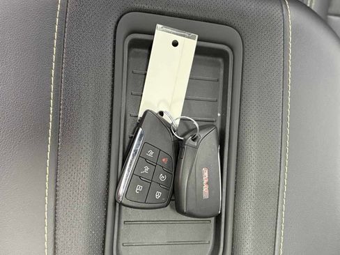 Used 2023 GMC Yukon XL SLT image 41